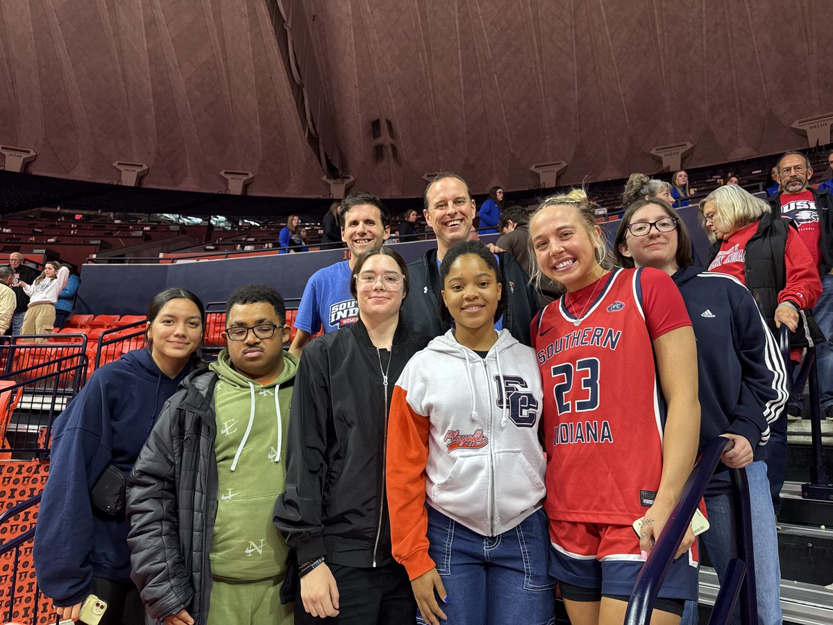 PEHSgbb's tweet photo. It has been a great week to see Bengal Basketball alumni.
๐ @mcyranek_23 with a visit Friday
๐ @janani09865732 today at the U of I vs. @usiwbb as we watched @lexi_sepulveda
#OnceaBengalAlwaysaBengal
#BengalPride
#TheRightPlace https://t.co/yGD5pZl1Vd