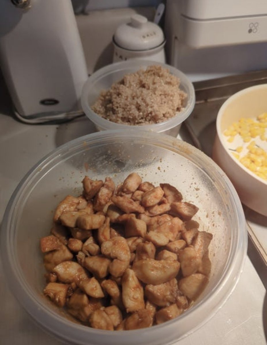 ANNOYEDCHERRY's tweet image. Meal prep game strong 💪 Honey garlic chicken and quinoa ready to go.
Too bad my IRL friends are imaginary. At least I’m eating good this week! 🐔🍚
#MealPrep #CookingForOne #Adulting