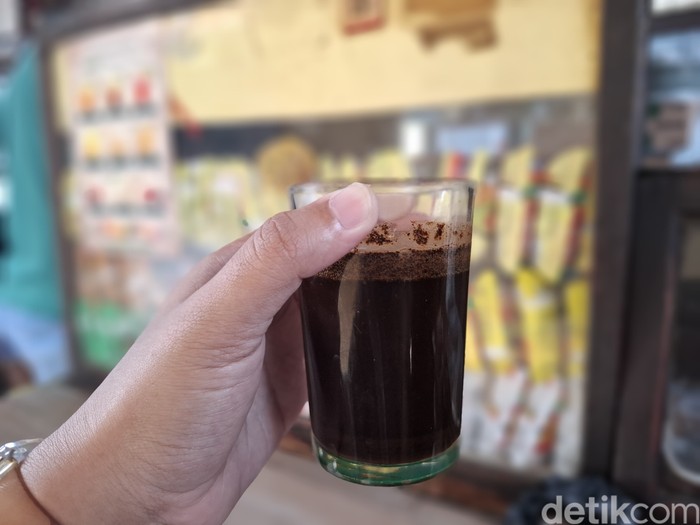detikfood's tweet photo. #FOTO detikers, siapa yang suka kopi klasik?⌚☕ 

Legendaris banget, kopi tubruk di Jatinegara ini punya rasa khas yang nggak ada duanya. Tertaik untuk nyoba?✨🤔

>>https://t.co/CFI5AkJNKu

Foto: Diah Afrilian

#detikfood #KopiIndonesia #KulinerNusantara https://t.co/otSds2Enfi