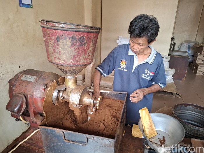 detikfood's tweet photo. #FOTO detikers, siapa yang suka kopi klasik?⌚☕ 

Legendaris banget, kopi tubruk di Jatinegara ini punya rasa khas yang nggak ada duanya. Tertaik untuk nyoba?✨🤔

>>https://t.co/CFI5AkJNKu

Foto: Diah Afrilian

#detikfood #KopiIndonesia #KulinerNusantara https://t.co/otSds2Enfi