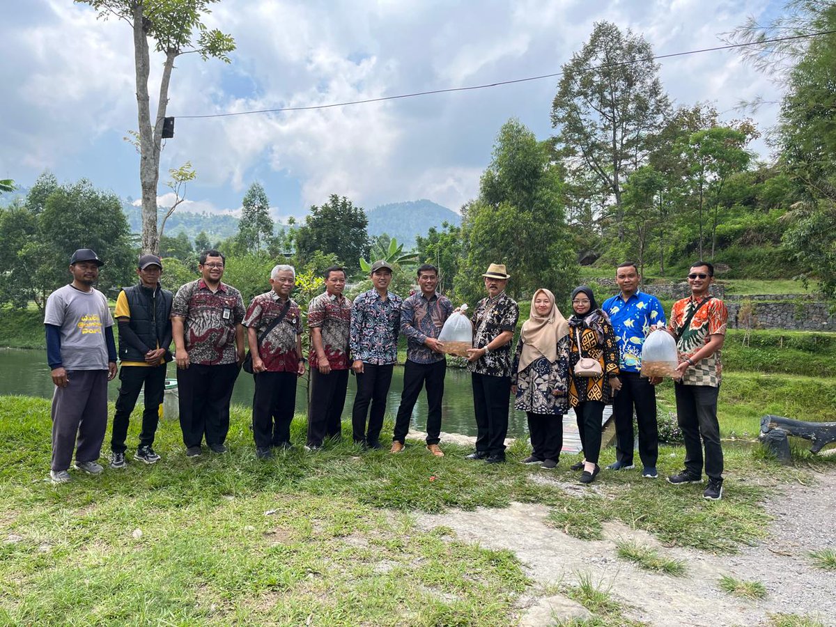 NF_Rosadi's tweet photo. Selasa, 08/10/24
Nirvani FR, Luhkan Karanganyar
Melaporkan kegiatan penebaran benih ikan nila di embung watu gamping alamat Desa Karang Kec. Karangpandan sebanyak 5.000ekor #GiatLuhkanSatminkalTegal #luhlapor @pusluh_bppsdm @PKBLU_bp3tegal https://t.co/xhx4YqKZOh