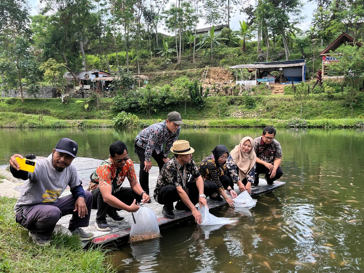 NF_Rosadi's tweet photo. Selasa, 08/10/24
Nirvani FR, Luhkan Karanganyar
Melaporkan kegiatan penebaran benih ikan nila di embung watu gamping alamat Desa Karang Kec. Karangpandan sebanyak 5.000ekor #GiatLuhkanSatminkalTegal #luhlapor @pusluh_bppsdm @PKBLU_bp3tegal https://t.co/xhx4YqKZOh