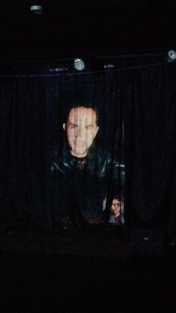 contramascaras's tweet photo. #TeatroPoblano 🎭 Estuvimos en el estreno de #CyberPrincess una nueva obra original escrita por #IoshuaSanchez presentada en #ElNicho La propuesta cuestiona la identidad que pregonamos en redes sociales y la falta de verdaderos vínculos afectivos en la actualidad @cultura_mx https://t.co/fT3piXsxrG
