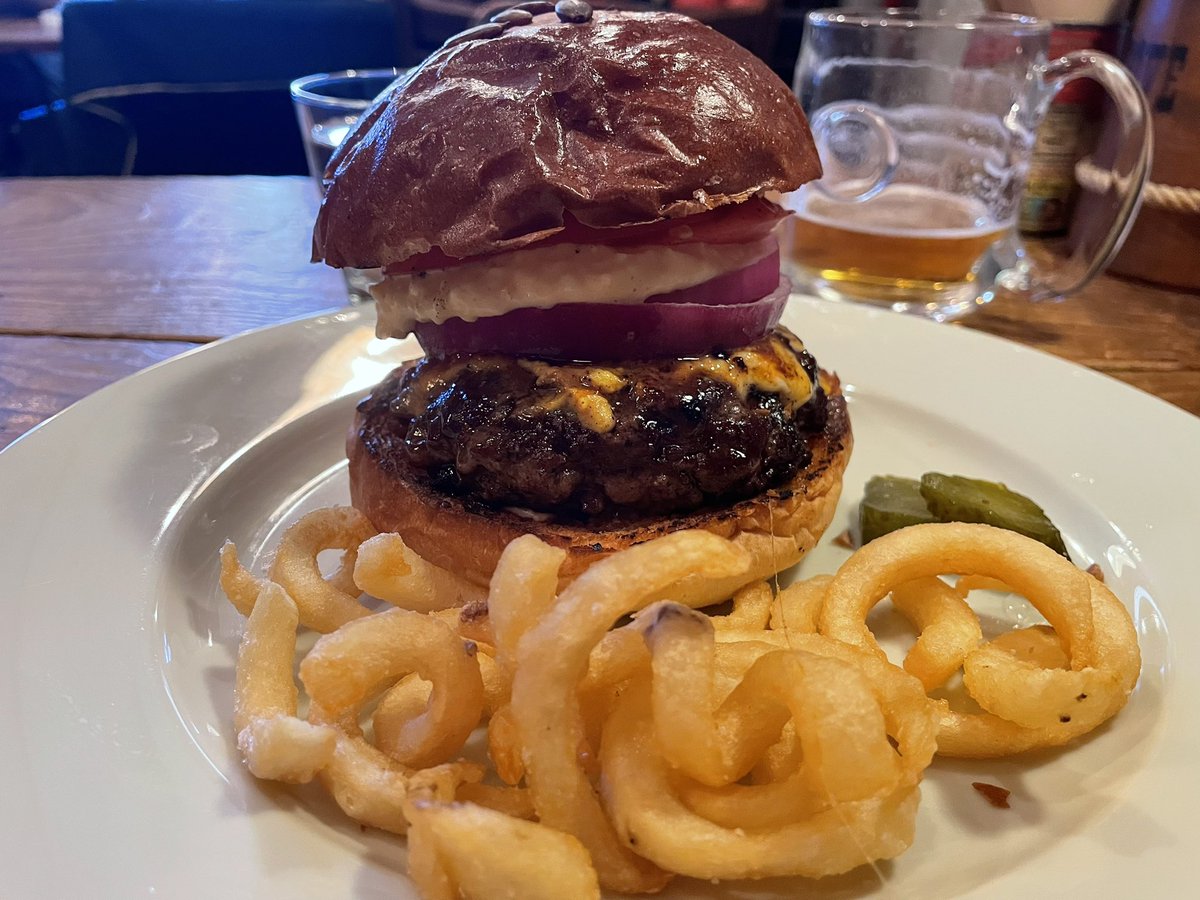 yoigamawaru's tweet photo. 近所のR-Sバーガーに初訪問です。食べログで百名店2024に選ばれているだけあります。
ボリューミーで美味い！
値段もボリューミー😅
#R-S https://t.co/ewpa3IpkQn