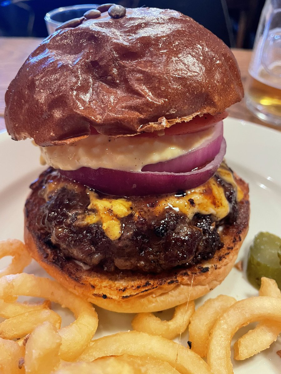 yoigamawaru's tweet photo. 近所のR-Sバーガーに初訪問です。食べログで百名店2024に選ばれているだけあります。
ボリューミーで美味い！
値段もボリューミー😅
#R-S https://t.co/ewpa3IpkQn