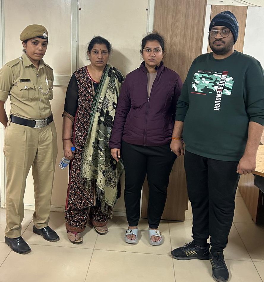 #AtulSubhash की पत्नी #NikitaSinghania गिरफ्तार हुई; निकिता की मां और उसका भाई भी गिरफ्तार हुए! लेकिन इनकी केवल गिरफ्तारी काफी नहीं है, कल को इन्हें बेल भी मिल सकती है! इन सबको #फांसी होनी चाहिए।
उस जौनपुर की Judge #ReetaKaushik को भी कम से कम जेल तो होनी ही चाहिए!