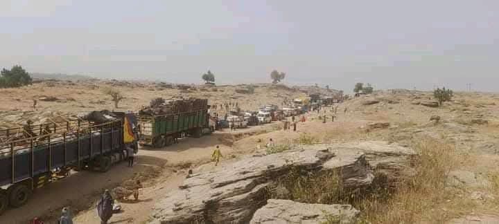 TarabaFacts's tweet photo. DECEMBER: Travellers encountered serious difficulties along Adamawa  to Gombe state route. https://t.co/f4kf1ccmw2