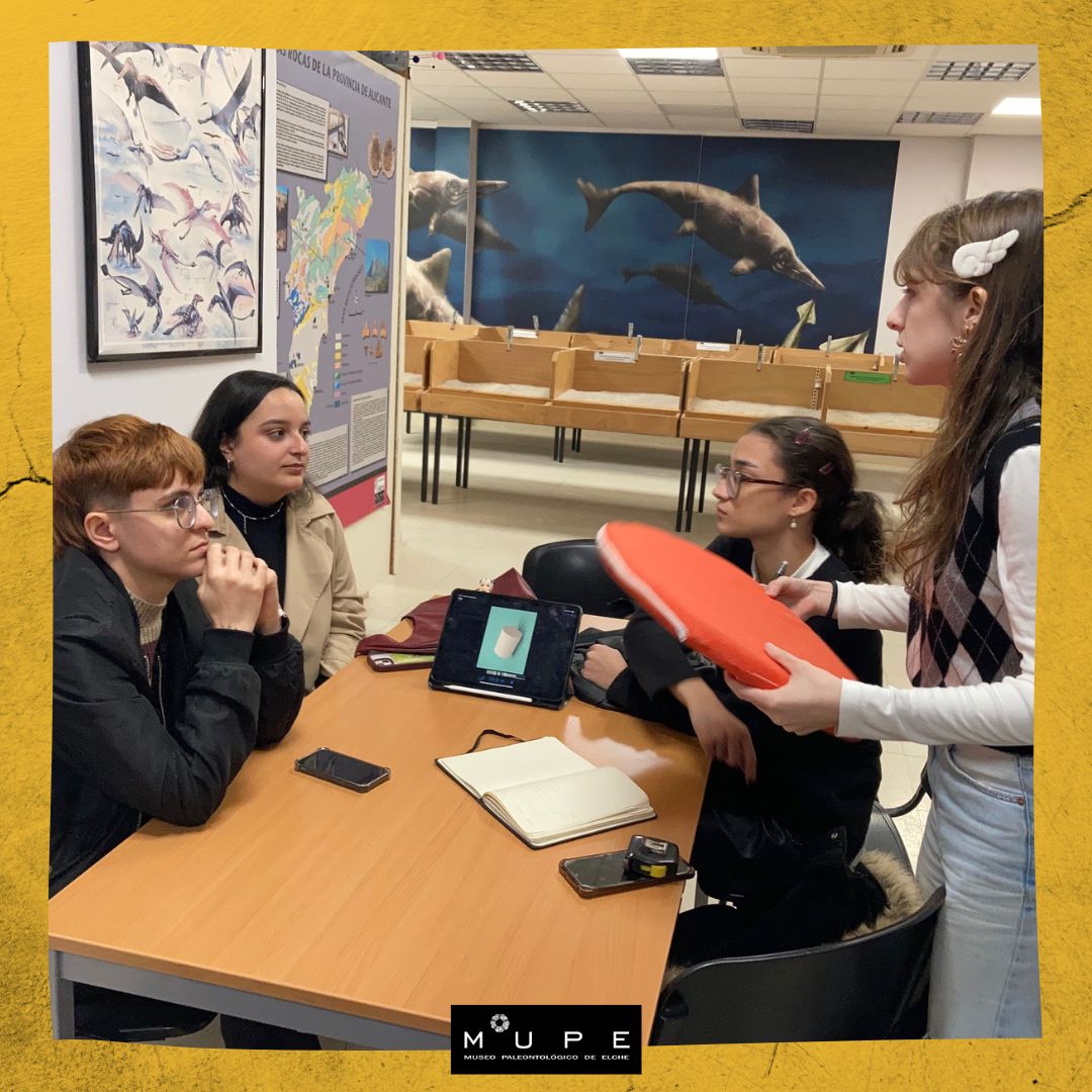 mupe_elche's tweet photo. La semana pasada recibimos la visita de un grupo de alumnas del Grado 2º Diseño de producto en la asignatura proyectos 1, Ana, María, Camila y Lucía de la #EASDA (Escuela de Arte y Superior de Diseño de Alicante).
Muy pronto os mostraremos en qué están trabajando.
#museosdeElche https://t.co/vzqK34H0EA