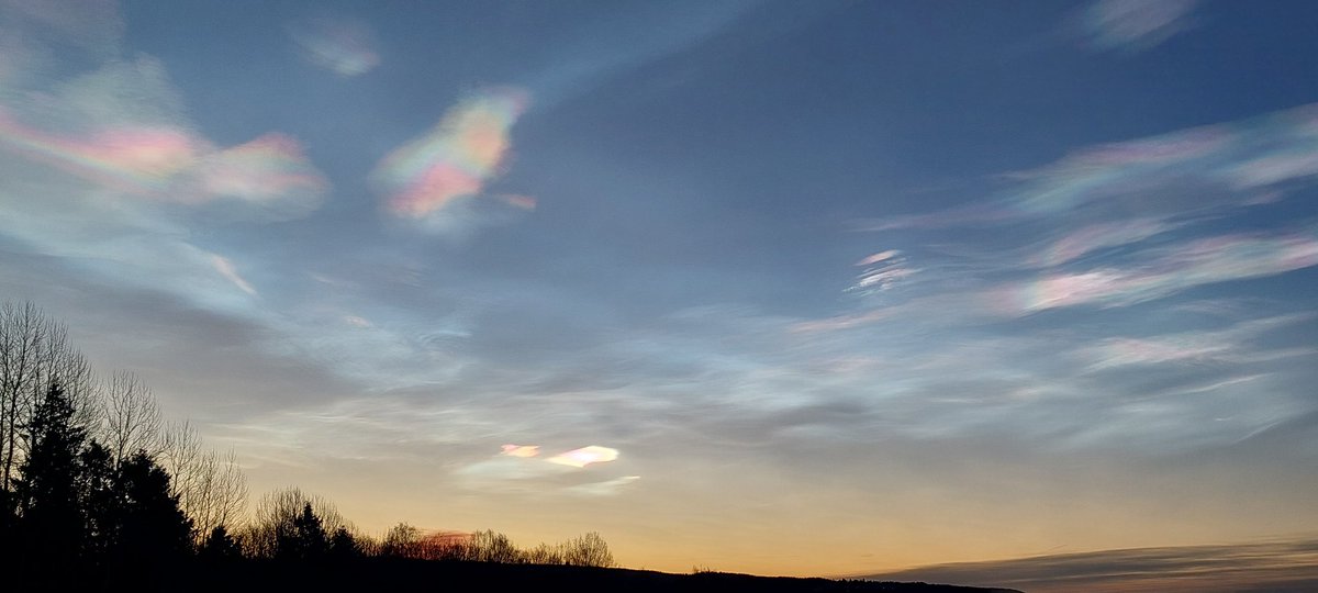oslolove2004's tweet photo. Good morning from here and have a wonderful Monday. 🌌🌈
Nacreous clouds มองดูด้วยตาตัวเองมันสวยกว่าการดูผ่านกล้องจริงๆนั้นล่ะ
#visitoslo
#Perlemorskyer https://t.co/ANbaeBaCFP