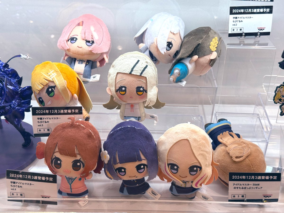 秋葉原のアイマスショップのショーケースの中でやんちゃしている学マス