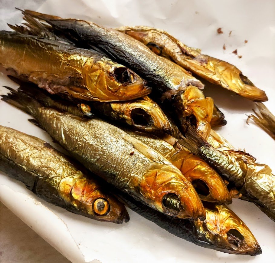 Savusilakkatahna on helppo ja herkullinen ruoka vaikka joulupöytään. Otetaan 600 grammaa savusilakoita. Poistetaan silakoista nahat. Ne irtoavat helpommin, jos kaloja lämmittää hetken mikrossa. 1/2