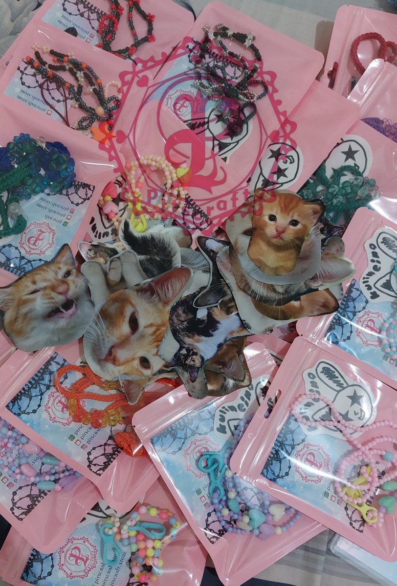 pitscraft_store's tweet photo. Freebies DOMINATE JAKARTA 

🌸Niat ga niat. Prefer trade tapi kalau ketemu aja, ga janji janjian, karena gw muter2
🌸Clue outfit warna album rockstar 
💅🏻Isi trade masker strap/bagcharm, sriker meng &amp; snacks
💅🏻Also mau bagi2 ⭐charm buat kanan kiri depan belakang
#dominATE_JAKARTA https://t.co/ZejsjDA4ZL