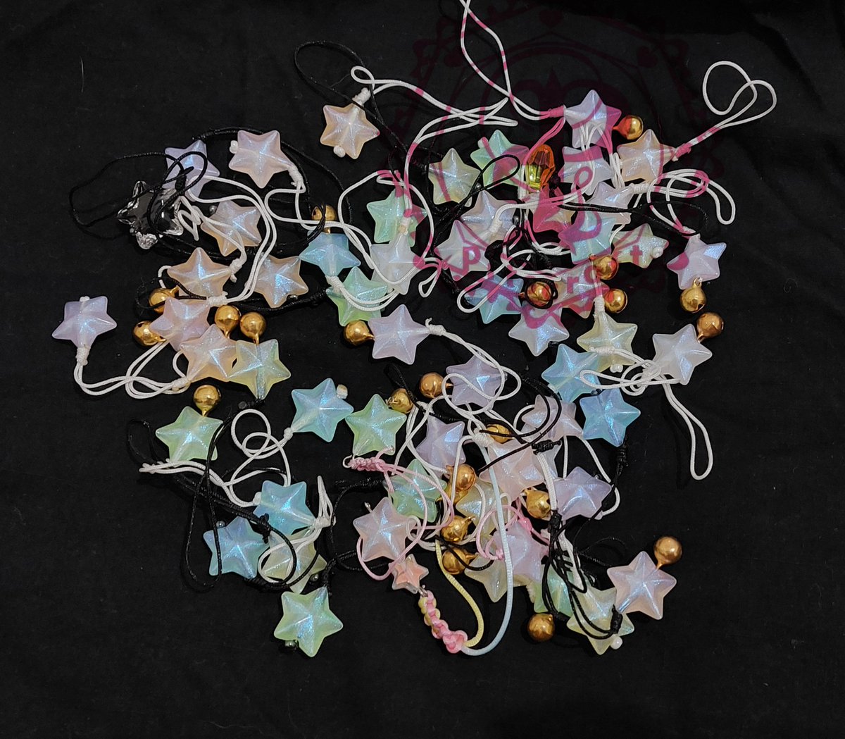 pitscraft_store's tweet photo. Freebies DOMINATE JAKARTA 

🌸Niat ga niat. Prefer trade tapi kalau ketemu aja, ga janji janjian, karena gw muter2
🌸Clue outfit warna album rockstar 
💅🏻Isi trade masker strap/bagcharm, sriker meng &amp; snacks
💅🏻Also mau bagi2 ⭐charm buat kanan kiri depan belakang
#dominATE_JAKARTA https://t.co/ZejsjDA4ZL
