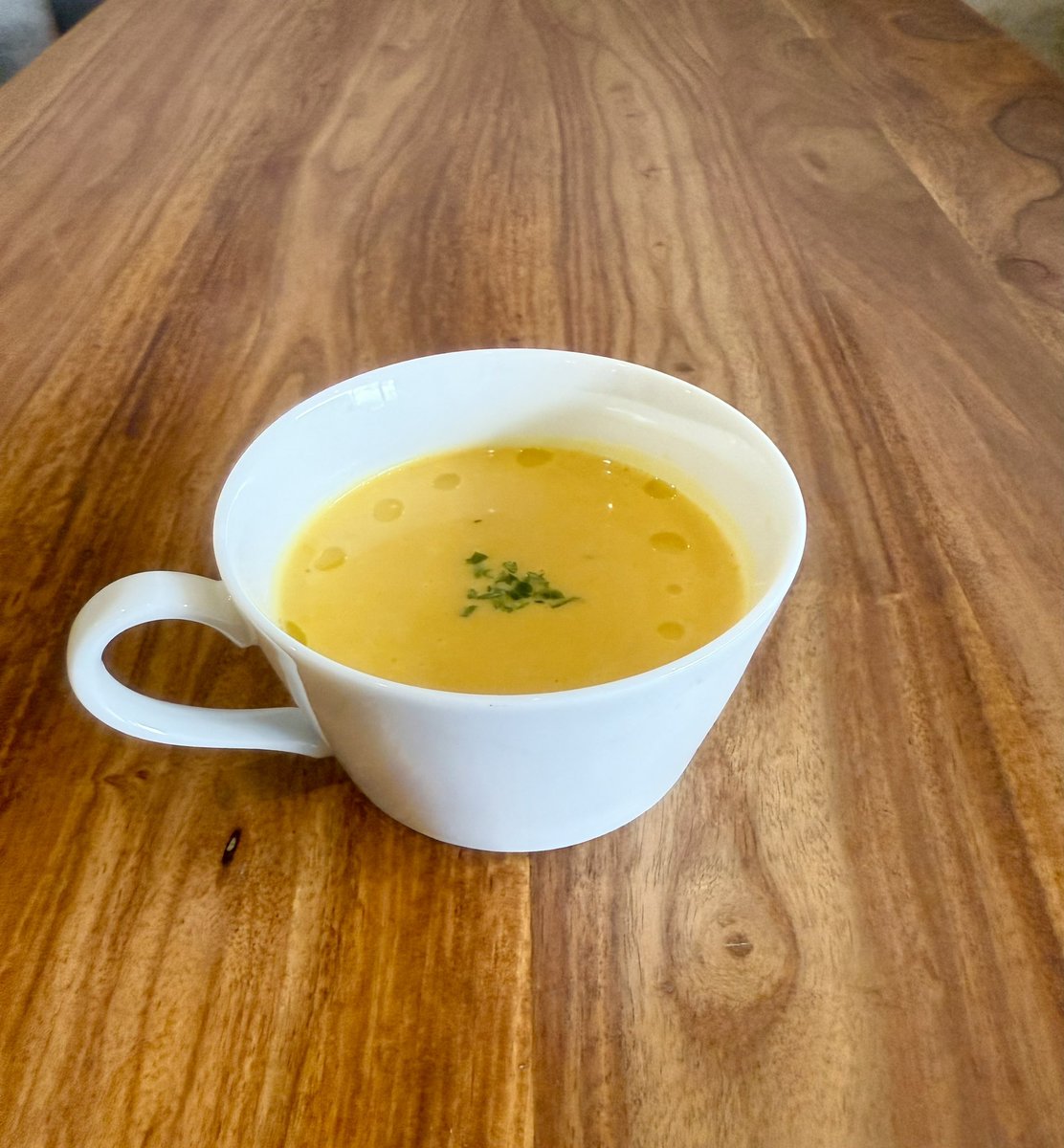 Yscafe1023's tweet photo. 冬になるとより美味しく感じるポタージュはやっぱり特別みたいですね。
カボチャのポタージュ
#Yscafe #Ysc #ポタージュ #スープ #ランチ https://t.co/8ivNzXtfDj