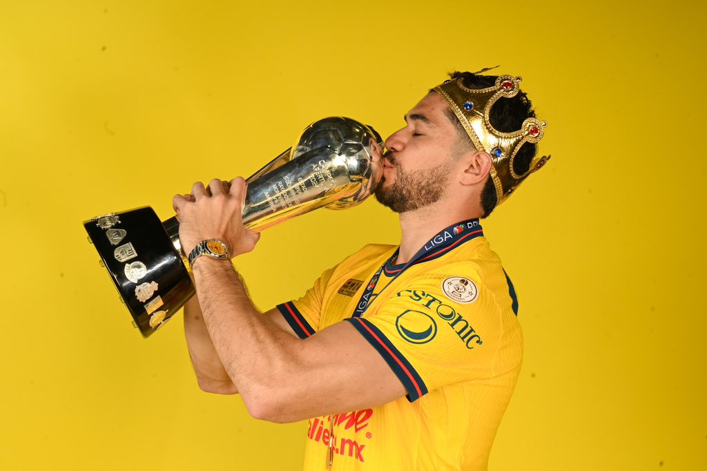 ClubAmerica's tweet photo. Con el Capi, hoy y siempre 💣🦅

#Grand3sDeCorazón https://t.co/HceMWZiTPg