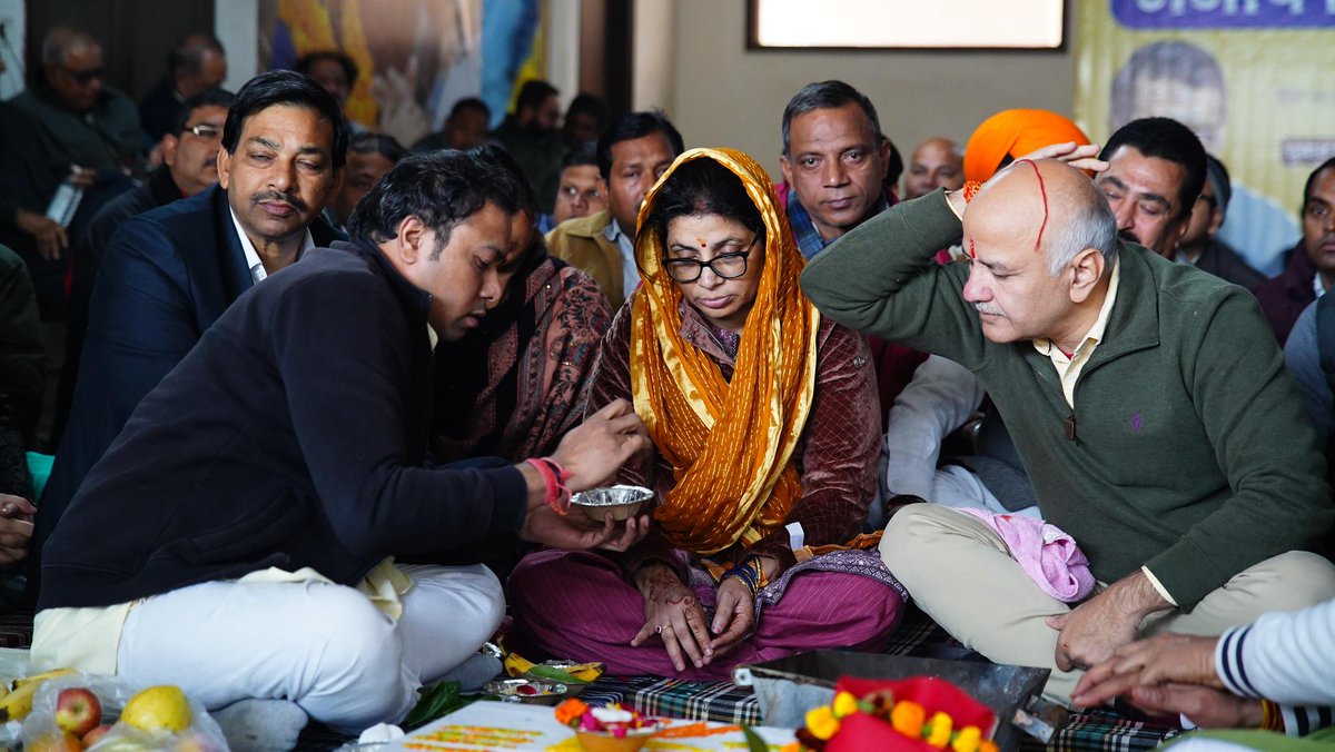 msisodia's tweet photo. आज जंगपुरा में सभी कार्यकर्ताओं के साथ मिलकर विधानसभा चुनाव कार्यालय का उद्घाटन किया। यह सिर्फ एक कार्यालय नहीं, बल्कि जंगपुरा के भविष्य के सपनों को साकार करने का केंद्र होगा।

यहाँ से हर बच्चे को शानदार शिक्षा सुनिश्चित करने, हर परिवार को सम्मानजनक जीवन देने, और हर नागरिक को एक सुरक्षित, स्वच्छ, और प्रगतिशील जंगपुरा देने की दिशा में काम होगा।यह कार्यालय उस सोच का प्रतीक है, जहाँ हर जंगपुरा वासी अपनी उम्मीदें और सपने लेकर आ सके।

अरविंद केजरीवाल जी के नेतृत्व में यह सफर जंगपुरा को विकास और प��रगति की नई ऊंचाइयों तक ले जाने का है।