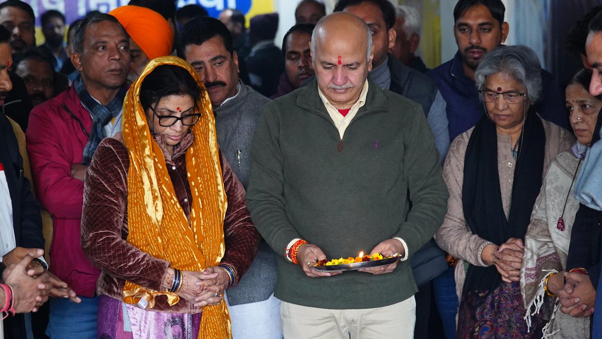 msisodia's tweet photo. आज जंगपुरा में सभी कार्यकर्ताओं के साथ मिलकर विधानसभा चुनाव कार्यालय का उद्घाटन किया। यह सिर्फ एक कार्यालय नहीं, बल्कि जंगपुरा के भविष्य के सपनों को साकार करने का केंद्र होगा।

यहाँ से हर बच्चे को शानदार शिक्षा सुनिश्चित करने, हर परिवार को सम्मानजनक जीवन देने, और हर नागरिक को एक सुरक्षित, स्वच्छ, और प्रगतिशील जंगपुरा देने की दिशा में काम होगा।यह कार्यालय उस सोच का प्रतीक है, जहाँ हर जंगपुरा वासी अपनी उम्मीदें और सपने लेकर आ सके।

अरविंद केजरीवाल जी के नेतृत्व में यह सफर जंगपुरा को विकास और प��रगति की नई ऊंचाइयों तक ले जाने का है।