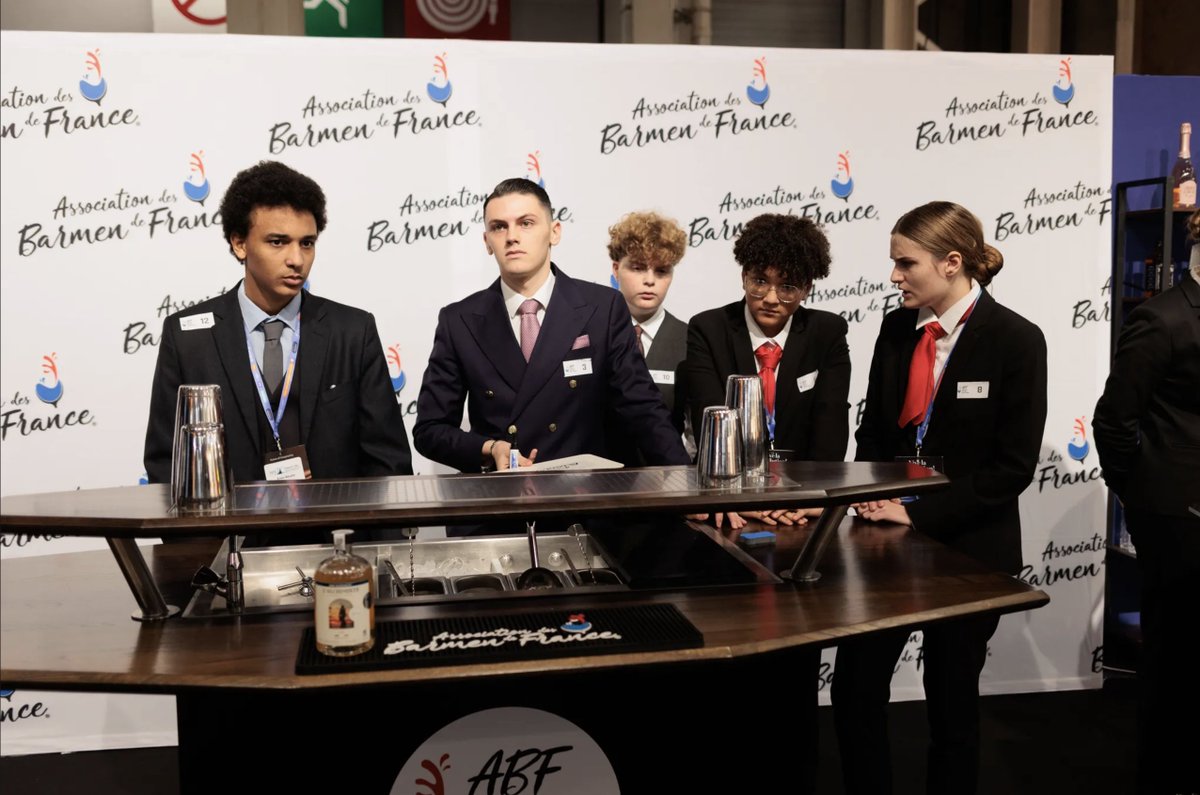 Equiphotelparis's tweet photo. Concours dédié aux élèves en hôtellerie-restauration, l’ABF Shaker Challenge organisé par l’Association des Barmen de France a départagé les candidats lors de 3 épreuves : quizz, shakage et tirage &amp; service de bière 🍺 https://t.co/LwfQCIhc5j