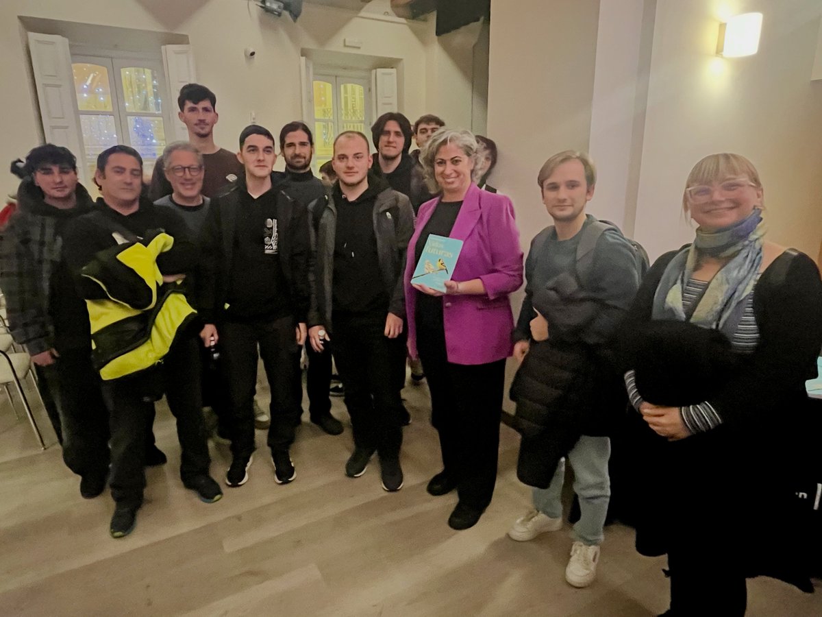 IES Rafael Alberti Cádiz (@iesalberticadiz) on Twitter photo El alumnado del CE en IA y Big Data 🤖 asistió a la presentación de "Vidas futuras" 📖 de Cristina Aranda. Una reflexión inspiradora sobre el posible impacto social de la IA. Gracias a la autora <a href="/cris_aranda_/">Cristina Aranda</a> y a <a href="/RuthFalquina/">Ruth Falquina</a> de @estadolatente por el buen ratito y la invitación. El alumnado del CE en IA y Big Data 🤖 asistió a la presentación de "Vidas futuras" 📖 de Cristina Aranda. Una reflexión inspiradora sobre el posible impacto social de la IA. Gracias a la autora <a href="/cris_aranda_/">Cristina Aranda</a> y a <a href="/RuthFalquina/">Ruth Falquina</a> de @estadolatente por el buen ratito y la invitación.