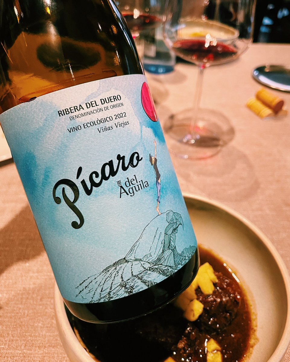 Castellywine's tweet photo. @R_lakasa fantasia siempre 💫 
.
Pícaro del Águila de Dominio del Aguila de Jorge Monzo 🍷
.
.
.
#lakasa #cesarmartin #dominiodelaguila #picarodelaguila #jorgemonzon #riberadelduero #vilaviniteca https://t.co/7HHsz8trvS