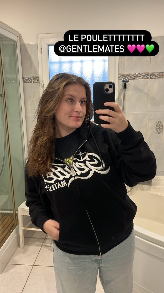 Je l’ai reçu, sayez j’ai la plus belle veste qui puisse exister ! Plus que le maillot COD… <a href="/xSqueeZie/">M8 Squeezie</a> 😅💚🩷 #M8 <a href="/gentlemates/">Gentle Mates</a>