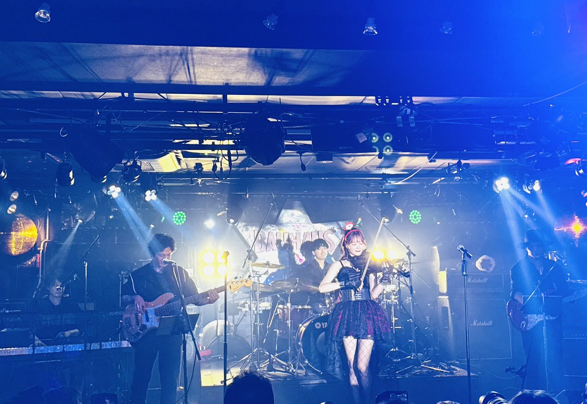 kattareano's tweet photo. 「RiO BIRTHDAY ONE MAN LIVE」
このバンドメンバーの生バンドライブはカッコよくもあり笑いもありでめっちゃ盛り上げてくれて楽しい!😊🎻🎹🥁🎸
#生誕祭
#RiO さん(ヴァイオリン)
#佐々木亮太 さん(ベース)
#高島ユータ さん(キーボード)
#生田目勇司 さん(ドラム)
#Juker さん(ギター) https://t.co/SvQmfrxDOY