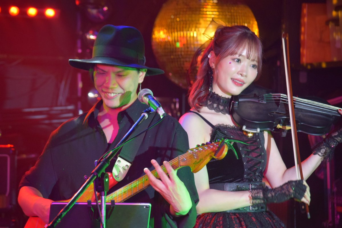 kattareano's tweet photo. 「RiO BIRTHDAY ONE MAN LIVE」
このバンドメンバーの生バンドライブはカッコよくもあり笑いもありでめっちゃ盛り上げてくれて楽しい!😊🎻🎹🥁🎸
#生誕祭
#RiO さん(ヴァイオリン)
#佐々木亮太 さん(ベース)
#高島ユータ さん(キーボード)
#生田目勇司 さん(ドラム)
#Juker さん(ギター) https://t.co/SvQmfrxDOY