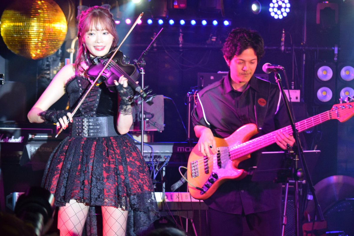 kattareano's tweet photo. 「RiO BIRTHDAY ONE MAN LIVE」
このバンドメンバーの生バンドライブはカッコよくもあり笑いもありでめっちゃ盛り上げてくれて楽しい!😊🎻🎹🥁🎸
#生誕祭
#RiO さん(ヴァイオリン)
#佐々木亮太 さん(ベース)
#高島ユータ さん(キーボード)
#生田目勇司 さん(ドラム)
#Juker さん(ギター) https://t.co/SvQmfrxDOY