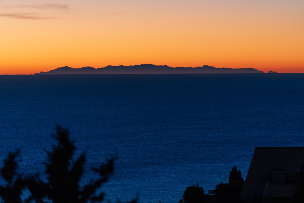 Un classique en cette saison, la corse vue depuis Nice au lever du soleil ce matin #corsica
