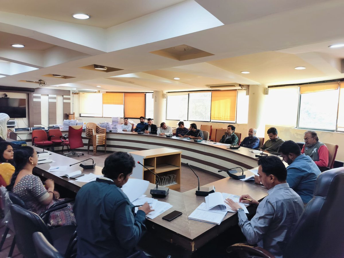 SDMDaskroi's tweet photo. આજરોજ દસક્રોઈ તાલુકાના ekyc અંગેની કામગીરી અંગે તાલુકા મામલતદાર ઓફીસ તેમજ તાલુકા પંચાયતના કર્મચારીઓની રીવ્યુ બેઠક લેવામાં આવી. @CollectorAhd https://t.co/mwf1mLLCYA