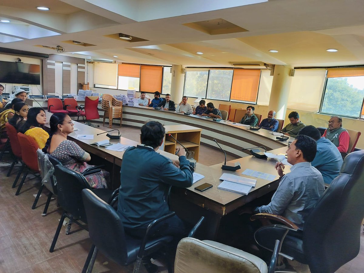 આજરોજ દસક્રોઈ તાલુકાના ekyc અંગેની કામગીરી અંગે તાલુકા મામલતદાર ઓફીસ તેમજ તાલુકા પંચાયતના કર્મચારીઓની રીવ્યુ બેઠક લેવામાં આવી. <a href="/CollectorAhd/">Ahmedabad Collector</a>