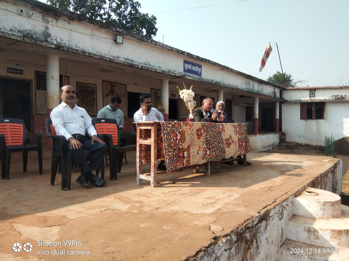 ABPBhamragad's tweet photo. दप्तर मुक्त आनंदी शाळा उपक्रमात भामरागडमधील अधिकाऱ्यांचा सहभाग!
विद्यार्थ्यांना शिक्षण, करिअर व कलागुणां��ाठी प्रेरित करण्यासाठी अधिकारी शनिवारचा वेळ देत आहेत. ध्यान, कौशल्य विकास, व्यक्तिमत्त्व सुधारणा व चर्चांद्वारे विद्यार्थ्यांमध्ये नवा आत्मविश्वास निर्माण होत आहे. #Bhamragad https://t.co/wJrSoZ6dsK