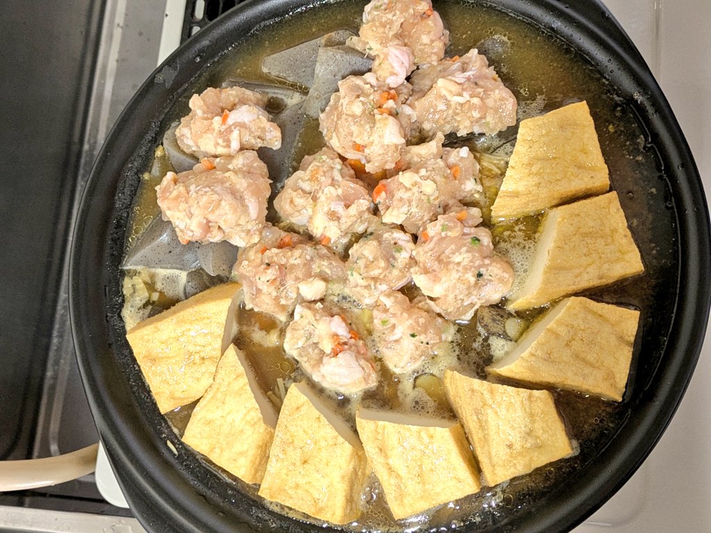 doka_pan's tweet image. 鍋が小さい。
つみれに火が通ったらニラを入れて完成(๑´ڡ`๑)
#おうちごはん
#味噌ちゃんこ