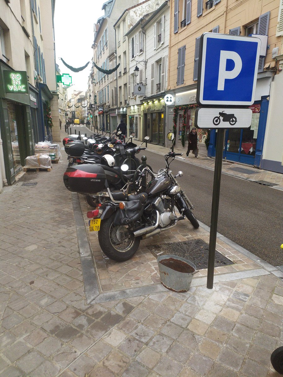 stgermainavelo's tweet photo. Rue bonnenfant @StGermainLaye des arceaux de type vélo, financés et subventionnés comme tel, reservés aux motos/scooters et excluant les vélos de ce fait verbalisables, rassurez nous @Arnaud_Pericard c'est juste une erreur de panneau de vos services???? https://t.co/izC3066jvU