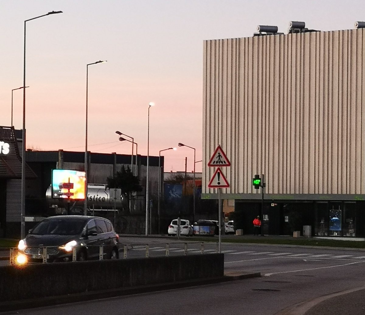 2024.12.16
A lua que ainda não se foi... e começa o movimento