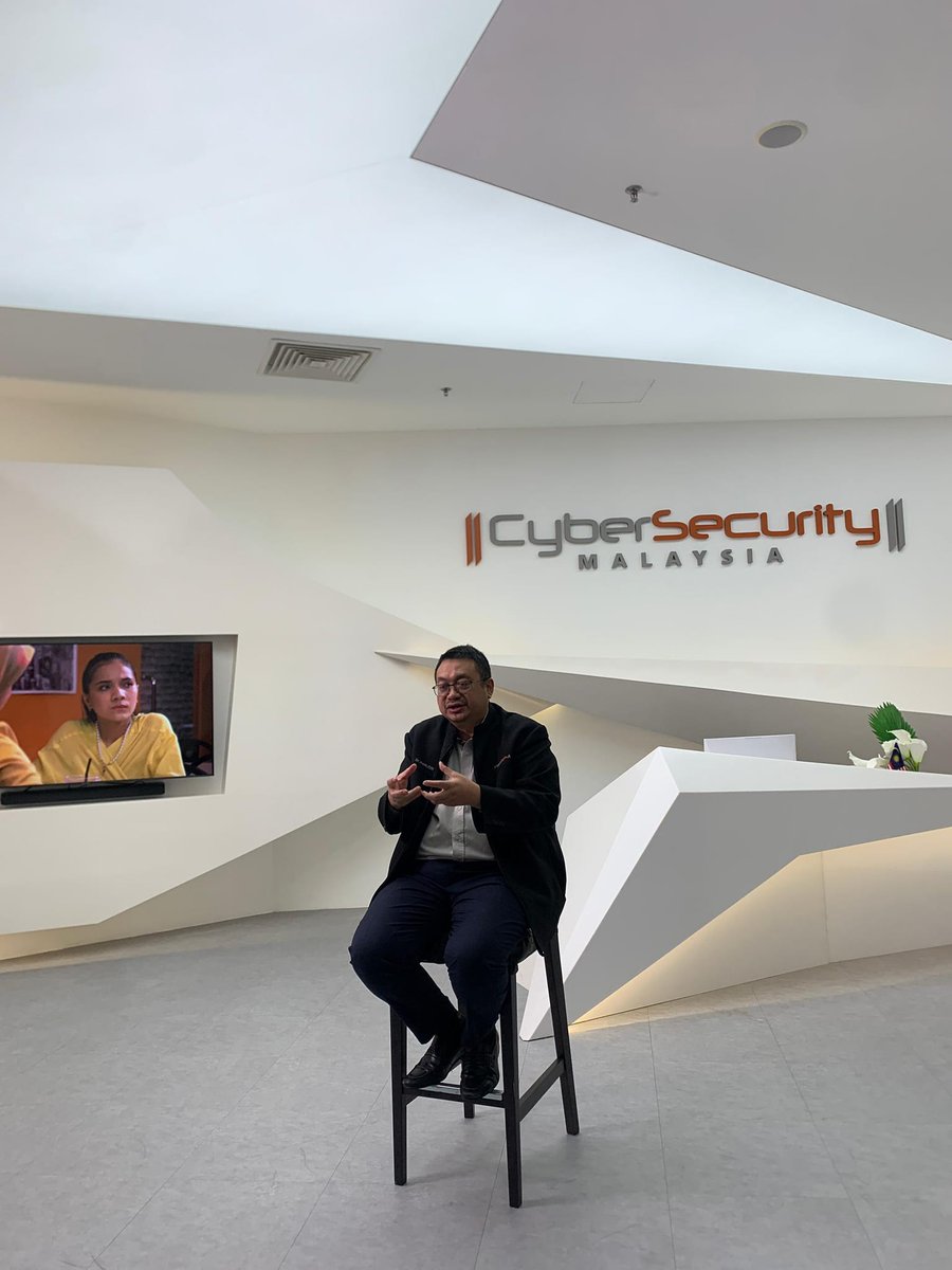 Sesi temubual berkaitan "AI &amp; Cybersecurity" oleh Pasukan Yayasan Felda untuk program kesedaran keselamatan siber mereka di CSM LIVE Galeri di Cyberjaya hari ini