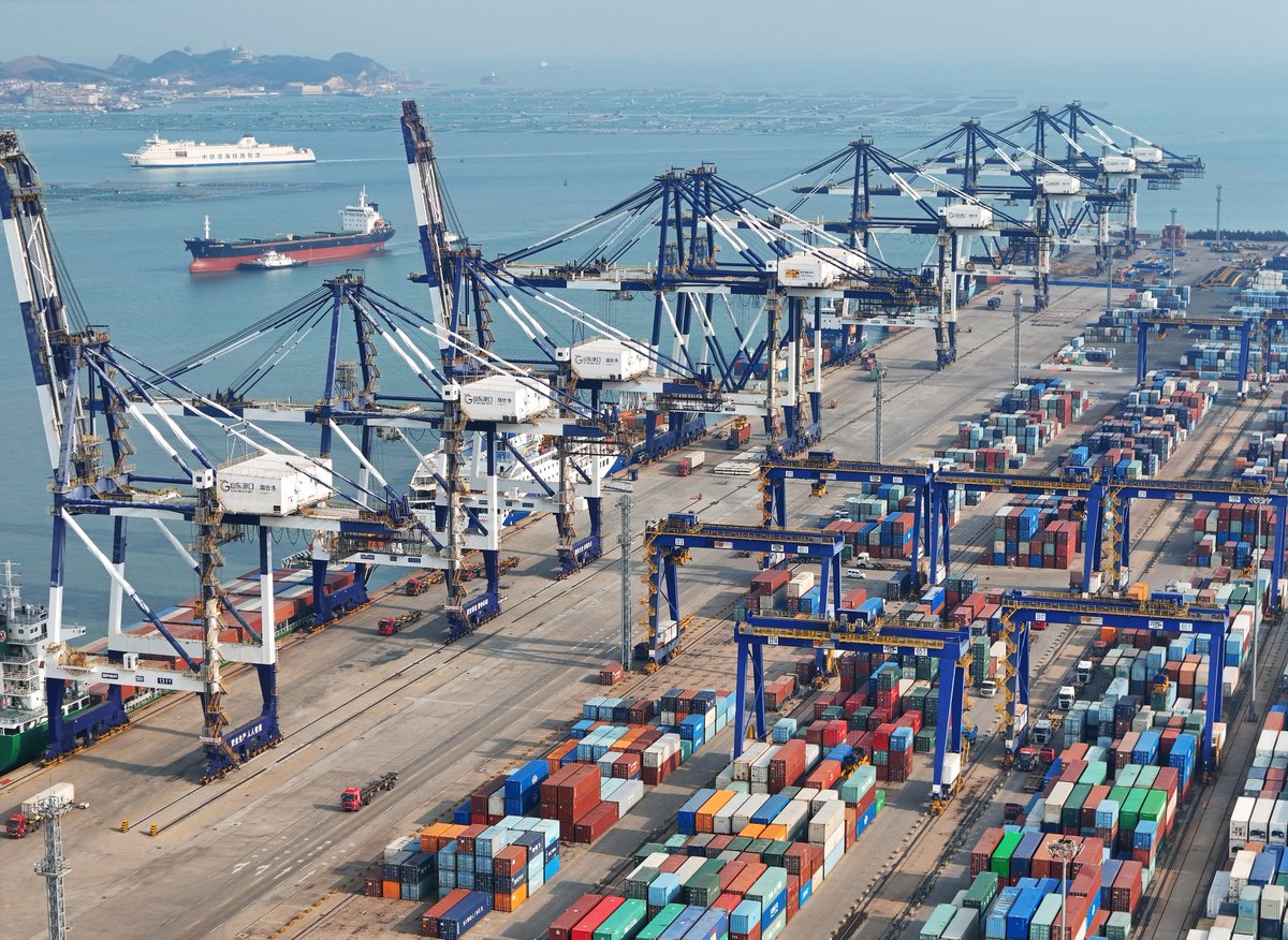 ChinaDaily's tweet photo. China will continue to advance institutionalized opening-up, broaden market access for global businesses and advocate free #trade agreements, fueling its economic growth and bolstering multilateralism in 2025, market observers and business executives said on Sunday. #OpeningUp #economy https://t.co/JPvnb0P6jA