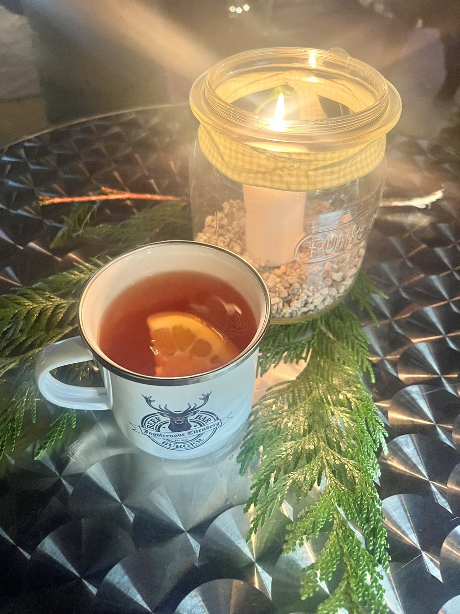 Ну рождественские ярмарки чудесны в Германии 🥰
А вот у меня такой вопрос, турки мусульмане, турецкая кухня считается мусульманской, так вот, как вы думаете, нормально ли на рождественских ярмарках наблюдать их продающими турецкой кухней и алкоголем (глинтвейн)?