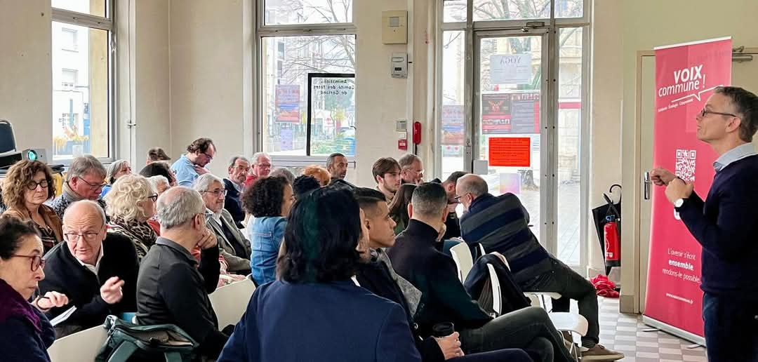 VoixCommune's tweet photo. Ce samedi 14 décembre, vous étiez nombreux-ses à participer à l’élaboration de notre stratégie politique, ainsi qu’à la restitution des premiers travaux menés par les groupes de travail de Voix Commune !
Un moment convivial d’échanges et de débats avant de profiter des fêtes ✨😊 https://t.co/EmVxMJSm9I