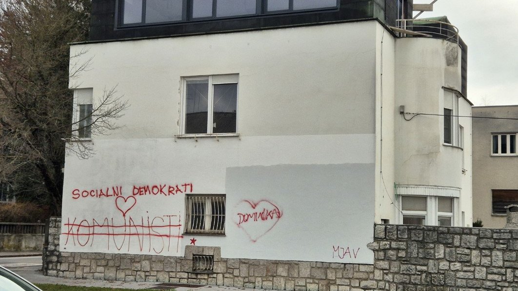 info360_si's tweet photo. [EKSKLUZIVNO] Matjaž Han rešuje @strankaSD  pred stečajem. Najvišja ocena vrednosti vile na Levstikovi je prišla iz kroga Martina Odlazka. Po naših informacijah bo vilo kupila finančna družba KD Group.

https://t.co/b8xzPTE36X

#SD #MatjažHan #stečaj #MartinOdlazek #KDGroup https://t.co/glNdKo33FS