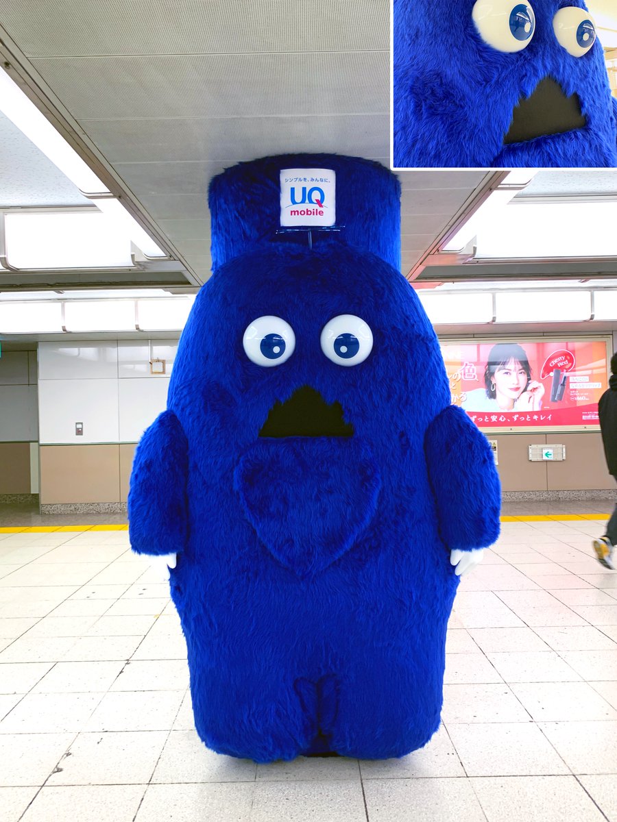 JR東日本 池袋アゼリアロードアドピラーに巨大「UQガチャムク」出現