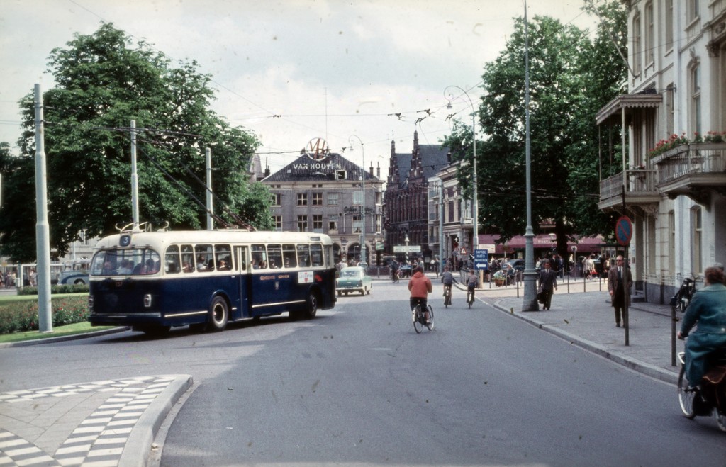 Straatbeeld van Willemsplein in #Arnhem met zicht op de Jansstraat. De R.K. Bijzondere School (voor buitengewoon lager onderwijs) in de Jansstraat is goed te zien. Net als de luifel van Hotel Restaurant Riche. (Bron:1524-11632, Gelders Archief, CC0 1.0 licentie)