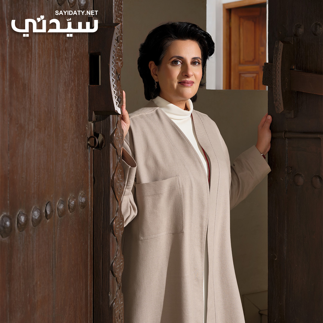 sayidatynet's tweet photo. ضيفة غلاف شهر ديسمبر من سيدتي، الشيخة #هلا_بنت_محمد_آل_خليفة، الفنانة التشكيلة والرئيسة التنفيذية لمؤسسة نواة، تتحدث بمناسبة #اليوم_الوطني_البحريني، عن المزايا الفريدة التي يتمتع بها الحراك الثقافي والفني في مملكة البحرين، مؤكدة أن البلاد تُعد حاضنة للمواهب الشابة والداعمة لتطورها. وقالت: "ما يميِّز البحرين هو امتلاكها نسيجاً ثقافياً عميقاً وطاقات شبابية مبدعة، مما يُعطي مساحة كبيرة للعطاء والإبداع".

وفي رسالتها للشباب من الفنانين، عبَّرت الشيخة هلا بنت محمد آل خليفة عن اعتزازها بمملكة #البحرين، وشاركت سيدتي بكلمات تحمل الكثير من الحب والفخر: "مجلَّة #سيدتي على امتداد أعوام إصدارها تميَّزت بعطائها الكبير. حالياً هناك تطوُّر نوعي نشهده في محتواها وصفحاتها، وهي دائماً ما تركِّز على إظهار أجمل ما نمتلكه في وطننا العربي. سعيدةٌ لكوني جزءاً من صفحات هذا العدد المميَّز الذي يحتفل ببلادي مملكة البحرين في عيدها، وأتمنَّى لوطني ولكلِّ الدول العربيَّة النماء والازدهار والسلام".

حوار رئيسة التحرير @lamashethry