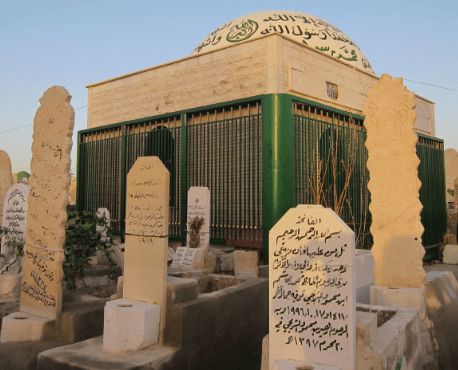 حضرت امیر معاویہؓ کا مزار جس کو شیعی طین کی عورتیں بھی بے حرمتی کیا کرتی تھی بشارالکلب کے دور میں 
#صحابہؓ_معیار_حق_ہے