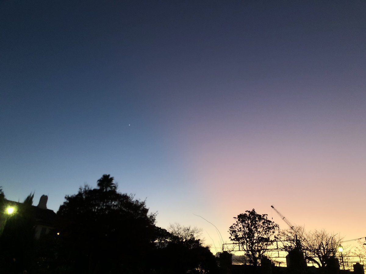enoshimasanpo's tweet photo. 空の色が縦方向に分かれているの初めて見たかも！？
#イマソラ
#いまそら https://t.co/3UqNya5daM