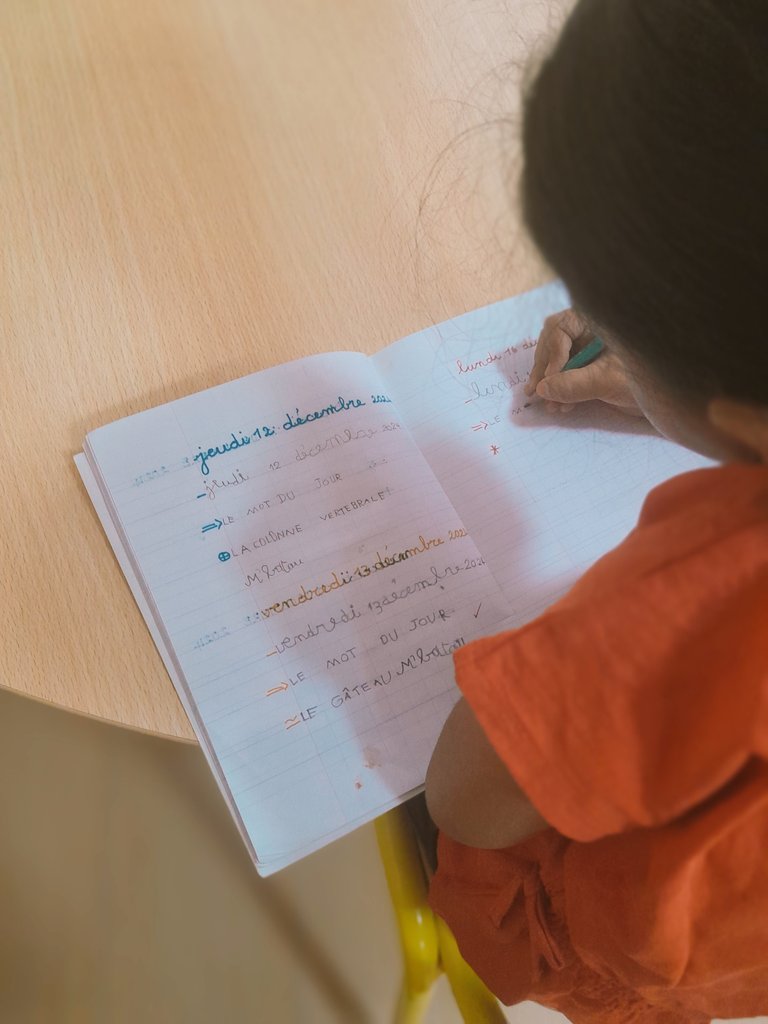L’apprentissage de la lecture et l'écriture,  c'est maintenant ! En grande section de maternelle, nos élèves ont pour routine d'écrire la date et quelques mots dans le cahier d'écriture, chaque matin.

#cycle1 #écriture #langage #aefe #mlf #maternelle #mauritanie