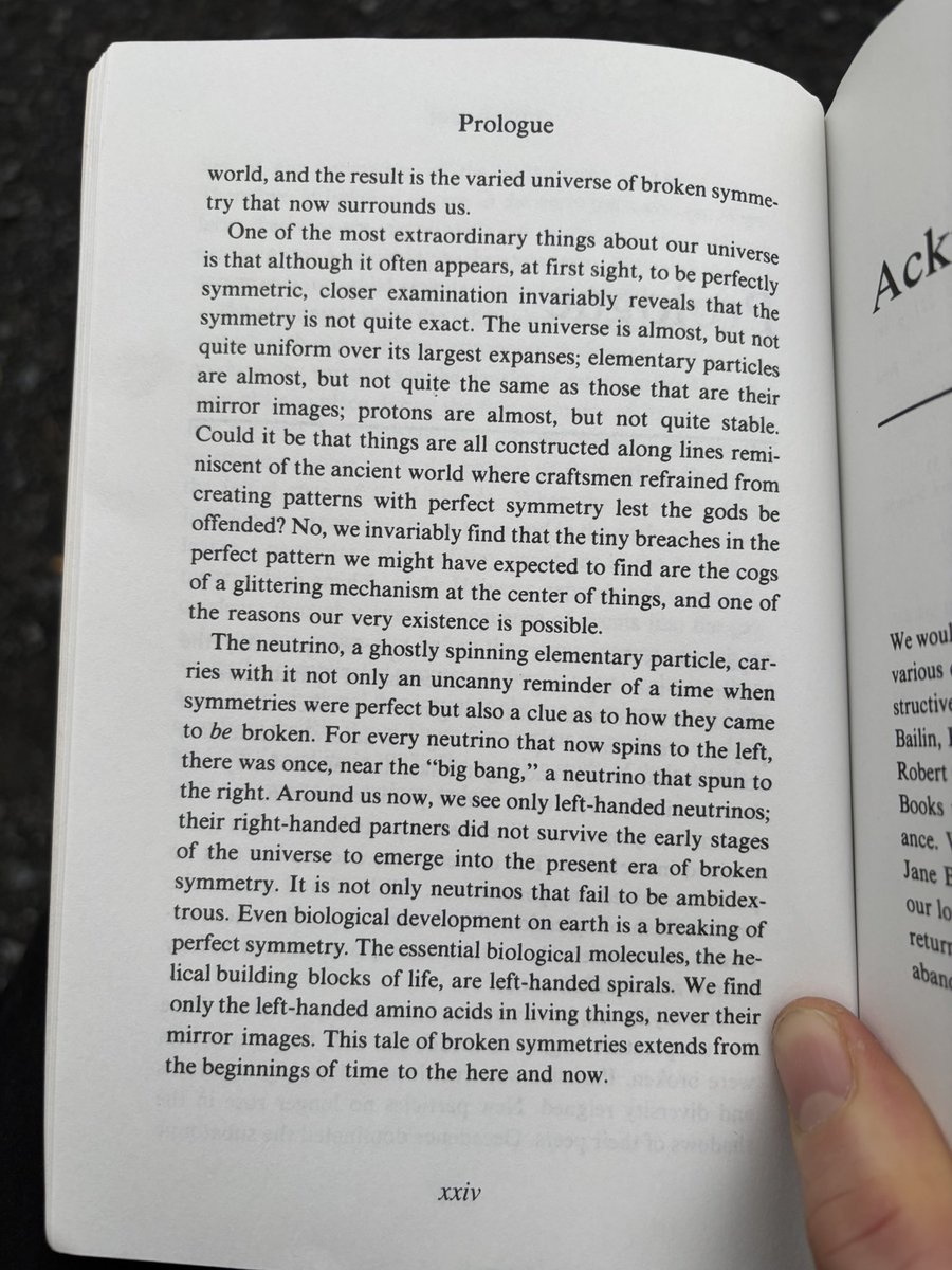 robertproche's tweet image. The universe is a lefty