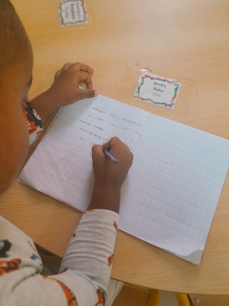 LLMeharees's tweet photo. L’apprentissage de la lecture et l'écriture,  c'est maintenant ! En grande section de maternelle, nos élèves ont pour routine d'écrire la date et quelques mots dans le cahier d'écriture, chaque matin.

#cycle1 #écriture #langage #aefe #mlf #maternelle #mauritanie https://t.co/IB9oJl1EZ8