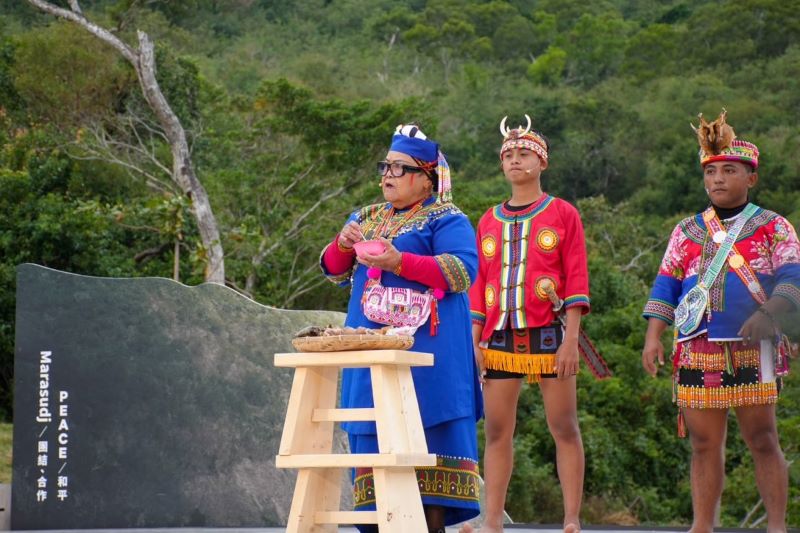 Members of #Taiwan’s 🇹🇼Paiwan tribe perform a ritual at the Museum of the Mudan Incident’s opening ceremony Dec. 14. Subsidized by the Council of Indigenous Peoples, the facility is expected to provide insight into the events following the 1871 shipwreck of a vessel🛳️ from