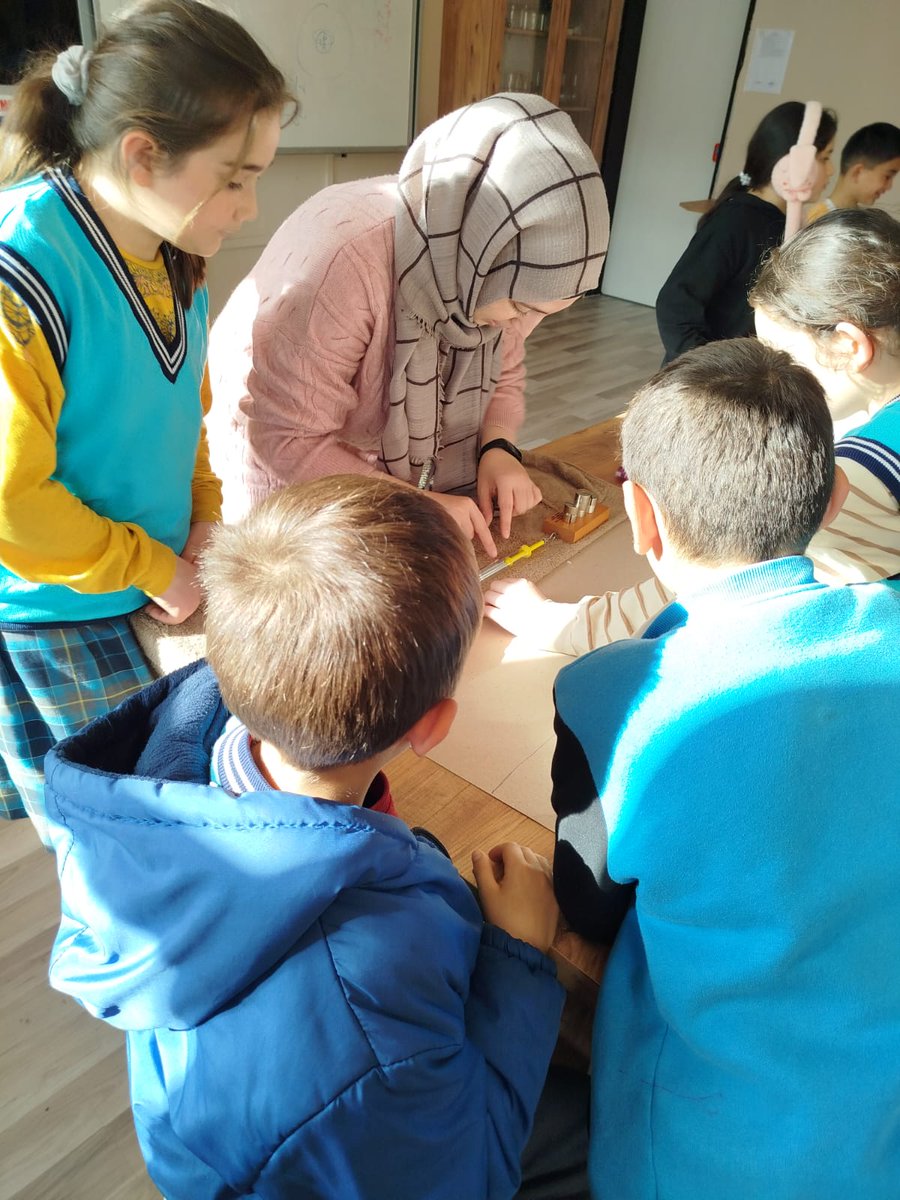 TaskesigiOkulu's tweet photo. 5.sınıf öğrencilerimizle maarif modeli kapsamında,farklı yüzeylerde sürtünme kuvvetini inceledik.
@tcmeb @Ordu_MEM @CaybasM @mfvargeloglu @ELTHakanAYDIN https://t.co/bUvte2zVaq
